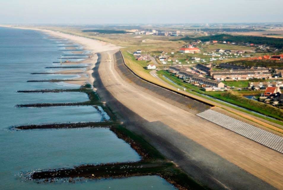 Самая береговая линия у. Польдеры и дамбы в Нидерландах. Барьер плотина дамба Голландия. Нидерланды дамба афслёйтдейк. Проект Дельта Нидерланды.